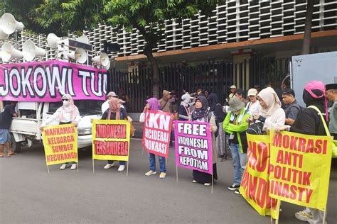 Massa Demo Di Depan Gedung Bawaslu RI Bawa Spanduk Jokowi Tumbang