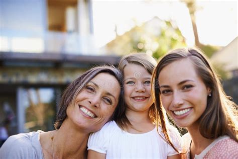 Tres Generaciones De Poder Femenino Retrato De Tres Generaciones De