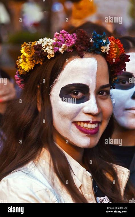 Las caras son pintadas como cráneos mientras la gente se transforma en