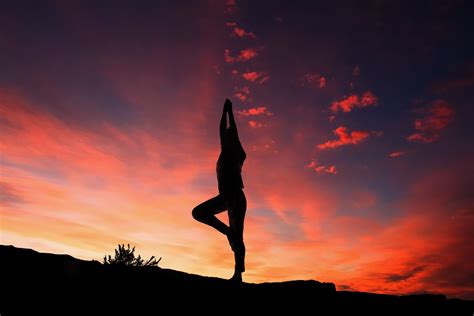 Les Fonds D Cran Silhouette De Femme Debout Sur Un Rocher Pendant Le