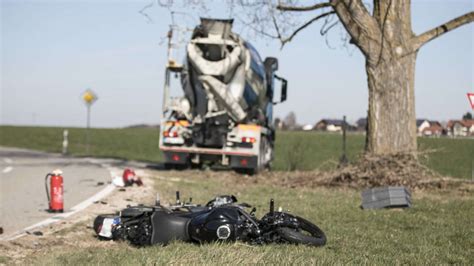 Feichten An Der Alz Schwerer Unfall Mit Lastwagen Und Kraftrad Auf Der