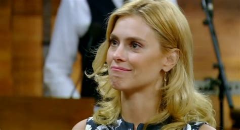 Foto Carolina Dieckmann se emociona ao rever cena em que tem a cabeça