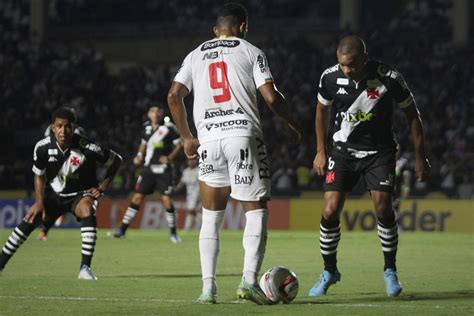 VÍDEO Nenê sobra e Vasco impõe quinta derrota ao Brusque na Série B