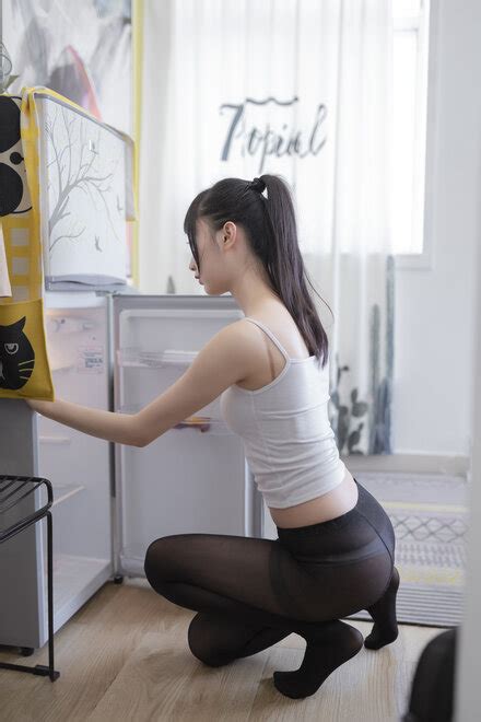 KimemeOwO 木绵绵OwO No 背心黑丝居家写真 KimemeOwO 木绵绵OwO No 背心黑丝居家写真 Porn Pic