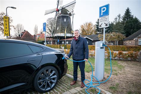 Eerste Openbare Laadpaal Voor Elektrische Autos In Gebruik Genomen