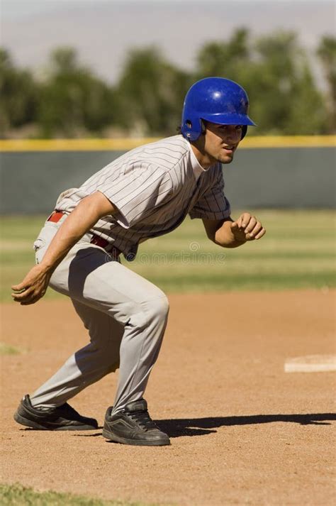 Mazza Da Baseball Della Holding Del Giocatore Di Baseball Sulla Spalla