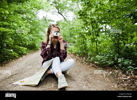 Portrait Von Eine Attraktive Blonde M Dchen Mit Einer Karte In Den Wald Sitzen Und Fotos Machen