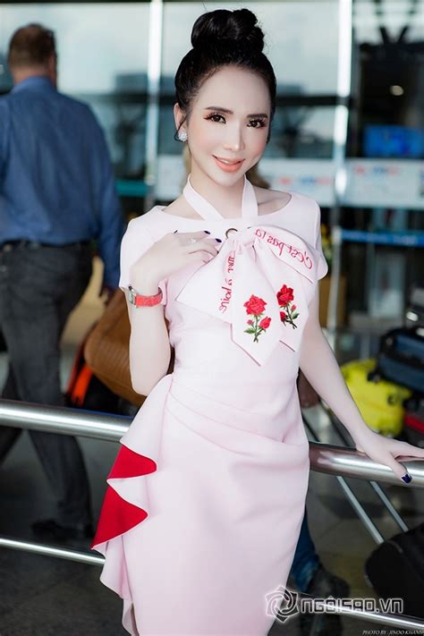 Hot girl chuyển giới Trần Đoàn đẹp bất chấp lên đường sang Singapore