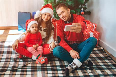 Vrolijke Kerstmis En Gelukkig Nieuwjaar De Familie Van Nice Zit Samen Bij Kerstboom De Mens