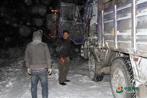 15℃ 武警交通官兵鏖战20小时抢通道路 中国军网