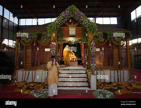 Ein Priester Bietet Am August Abendgebete Von Hindu Lord Ram