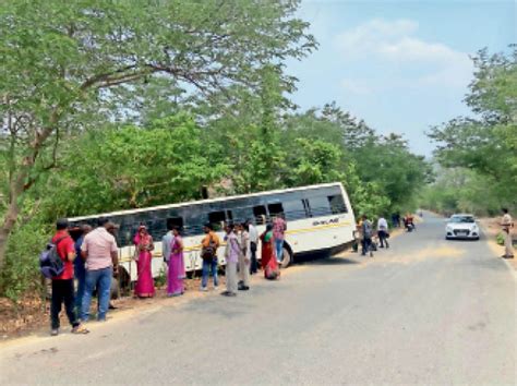 राजगीर में अनियंत्रित बस सड़क किनारे झाड़ी में घुसी बाल बाल बच गए यात्री In Rajgir The