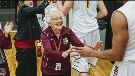 Loyola Chicago basketball team prays with 98-year-old Sister Jean ...