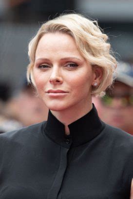 Charlene de Monaco avec son mari à l église robe graphique et maquillage nude pour un hommage