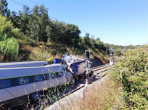 Treno Si Scontra Con Un Veicolo Per La Manutenzione E Deraglia Due