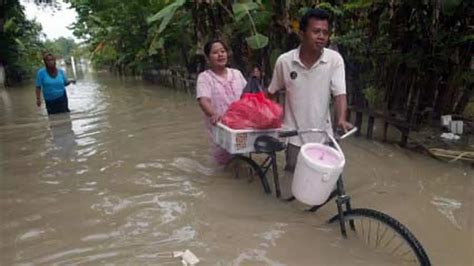 Petrokimia Gresik Salurkan Paket Sembako Ke Korban Banjir Di