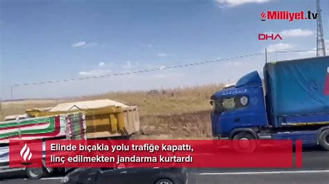 Elinde bıçakla yolu trafiğe kapattı linç edilmekten jandarma kurtardı