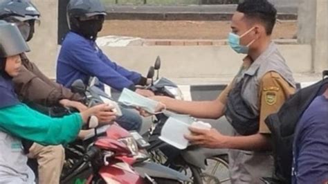 Kabut Asap Akibat Karhutla Sumsel Semakin Tebal Juta Masker Dibagikan