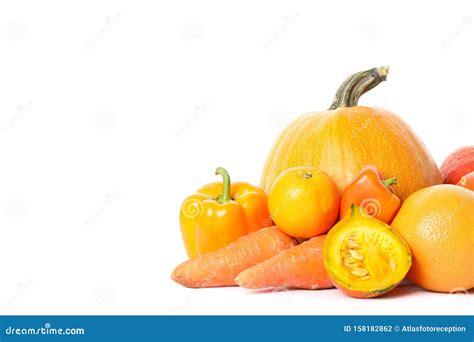 Calabazas Naranjas Zanahorias Y Pimientos Aislados En Blanco Foto De