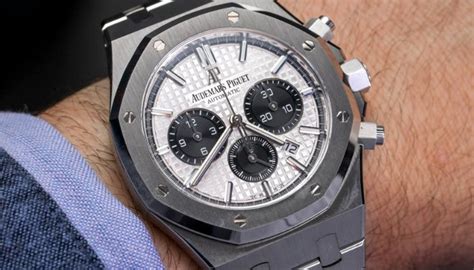 เทียบชั้นนาฬิกาสปอร์ตหรู Vacheron Constantin Overseas กับ Audemars