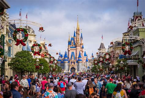 What It's Like to Watch ABC's Christmas Day Parade at Disney World ...