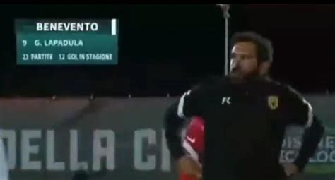 Gianluca Lapadula el DT de Benevento y su reacción luego del gol del