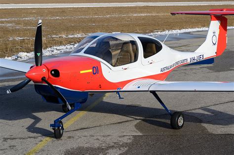 Australian Air Force Cadets (AAFC) train with Diamond Aircraft DA40 NG - Diamond Aircraft Industries