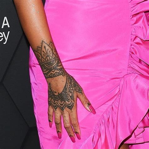 Pin Em Robyn Rihanna Fenty Rihanna Tatuagens Tatuagem Da M O Da