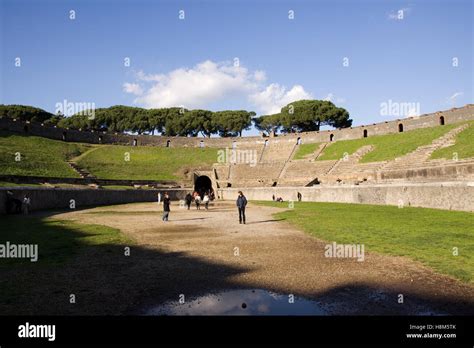 ancient pompey ruins in italy Stock Photo - Alamy