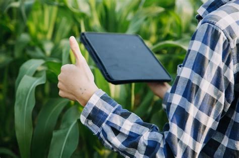 Agricultor Utiliza A Rede Central De Dados Na Internet Do Celular Para