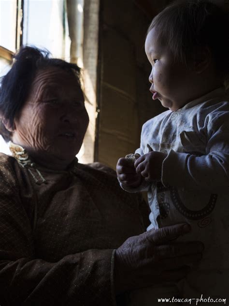 Kushi and her grandma, Mongolia – Toucan's photos