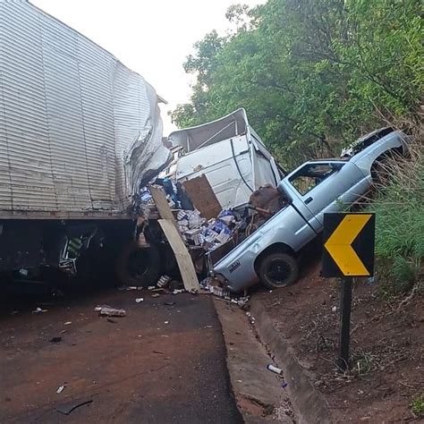 Engavetamento Entre Quatro Carretas E Duas Caminhonetes Deixa Um Morto