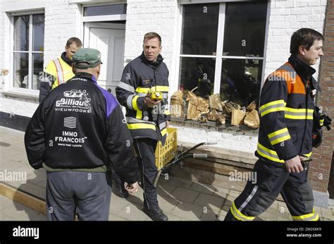 Sint Pieters Kapelle Pompier Excort Les Peuples Dans Leurs Maisons Et