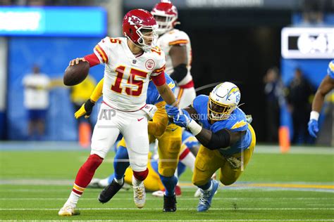 Kelce scores 3 touchdowns, Chiefs rally past Chargers 30-27 - Island Times