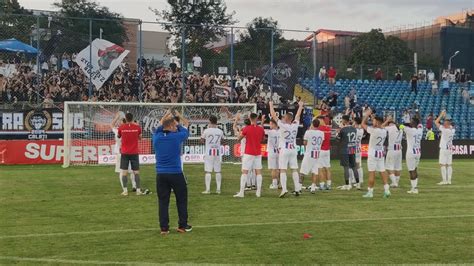 ULTRAS PELUZA NORD GALATI Vs UTA Arad JUCATORII SALUTA GALERIA LA