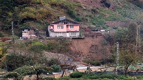 Rize de 2 katlı evde heyelan nedeniyle yıkılma tehlikesi oluştu