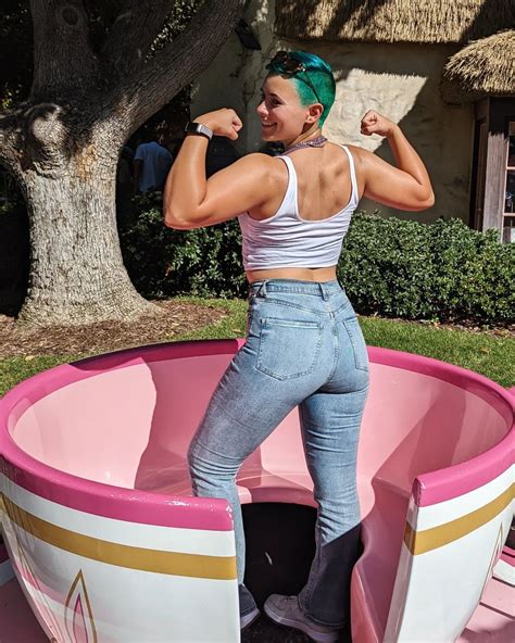 Kit (@kitthebeefcake)