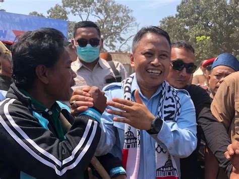 Foto Lautan Biru Arak Supian Suri Dan Chandra Rahmansyah Ke Kpu Depok