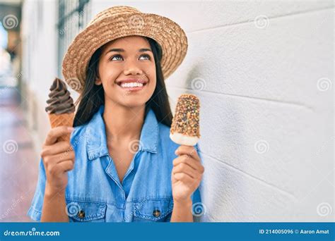 Joven Turista Latina De Vacaciones Sonriendo Feliz Comiendo Helado En