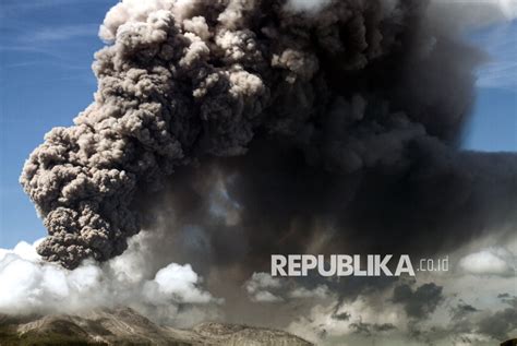 Awan Panas Erupsi Lewotobi Dinilai Masih Bahayakan Penerbangan