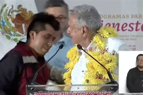 VIDEO Joven irrumpe en evento de AMLO y pide que apoye a Adán Augusto