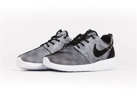 Roshe Run Black And White