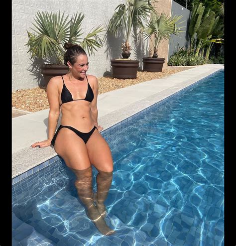 Foto Paolla Oliveira posa de biquíni em piscina e encanta famosas