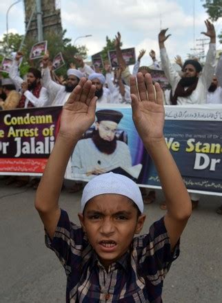 COUNT imágenes de Pakistani activists protest against arrest of