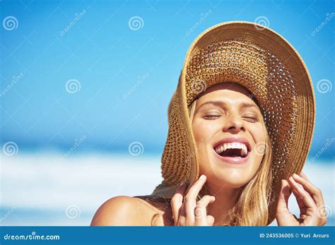 Descubrir La Maravilla Del Verano Foto De Una Preciosa Joven En Un Bikini En La Playa Imagen
