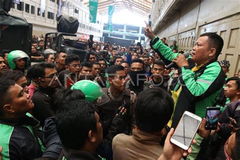 UNJUK RASA PENGEMUDI TRANSPORTASI DARING ANTARA Foto