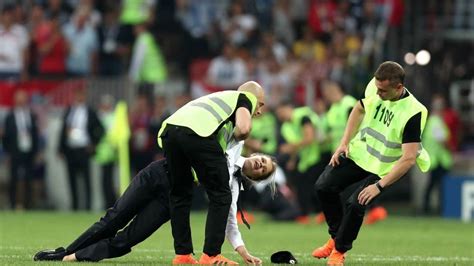 Pussy Riot Invade Cancha En La Final De Rusia La Silla Rota