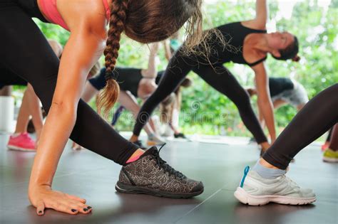 La Gente Sportiva Raggruppa L Addestramento Con L Istruttore Di Forma