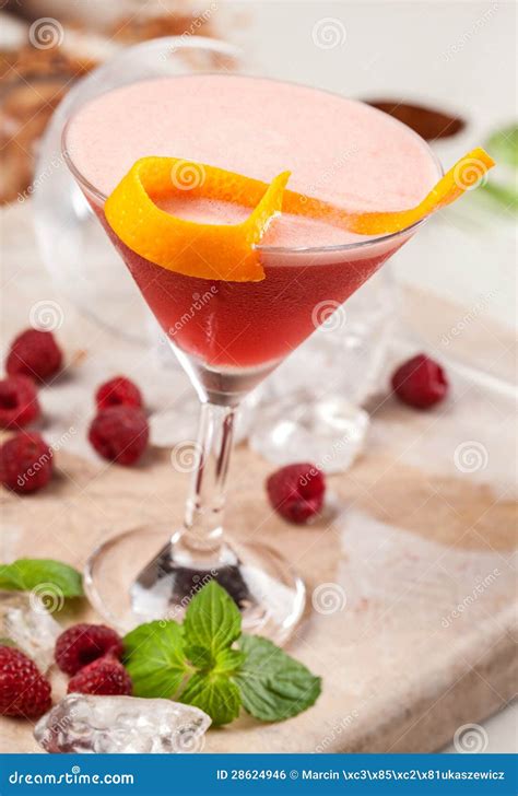 Rode Drank Met Frambozen En Hartstochtsfruit Stock Foto Image Of Cocktail Staaf 28624946