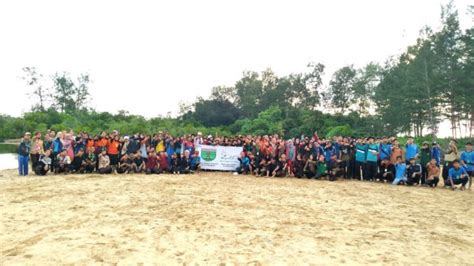 Peserta Kemah Pemuda Pesisir Tanam 1000 Batang Mangrove Warta Pramuka